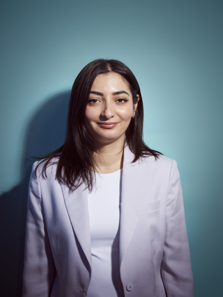 Profilbild mit Hintergrund blau Reem Alabali Radovan